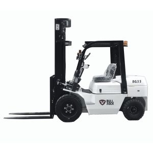 Grúa Horquilla Bullrock en operación, levantando palets y materiales voluminosos en un almacén de logística.